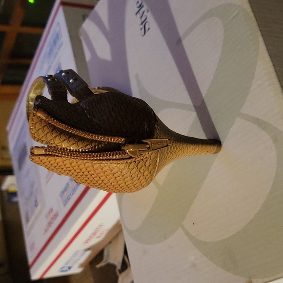 Strappy shoe/sandal. - Picture 3 of 3